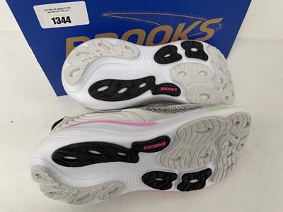 Lot Brooks adrenaline GTS 25 trainers in oyster...