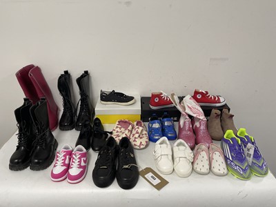 Lot 16x Pairs of children's shoes in various...