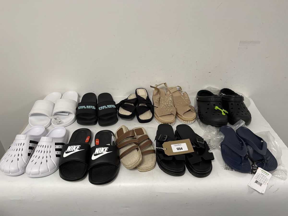 Lot 10x Pairs of sandals in various styles to...
