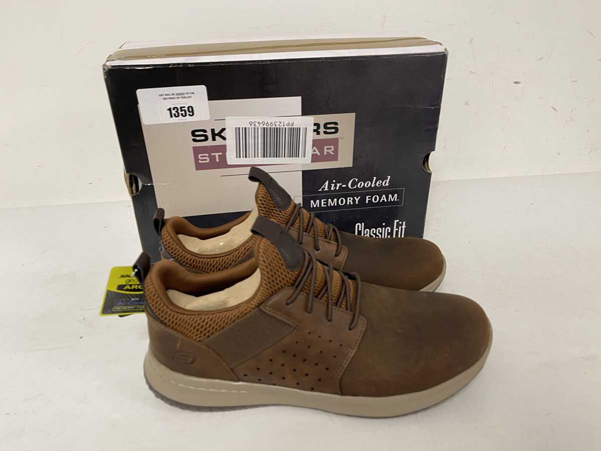 Lot 1359 - Sketchers streetwear delson axton trainers in...