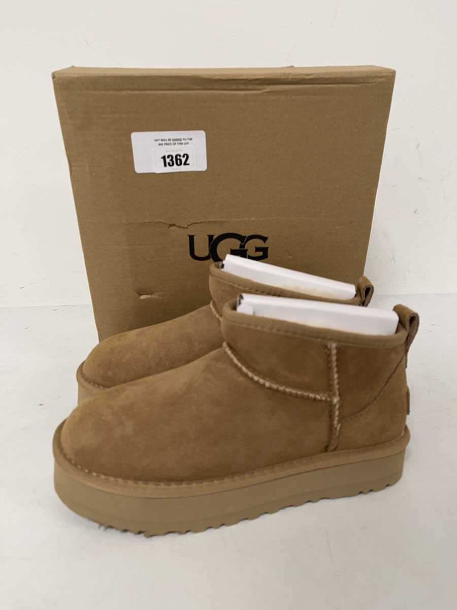 Lot Ugg mini bailey button II boots size UK5 - boxed