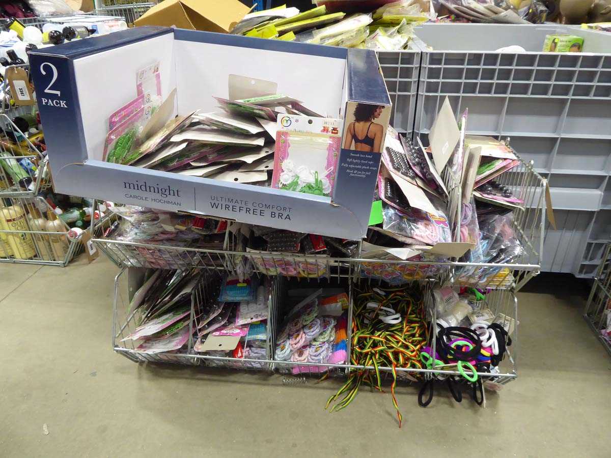 Lot 3370 - 2 wire baskets containing assortment of hair...