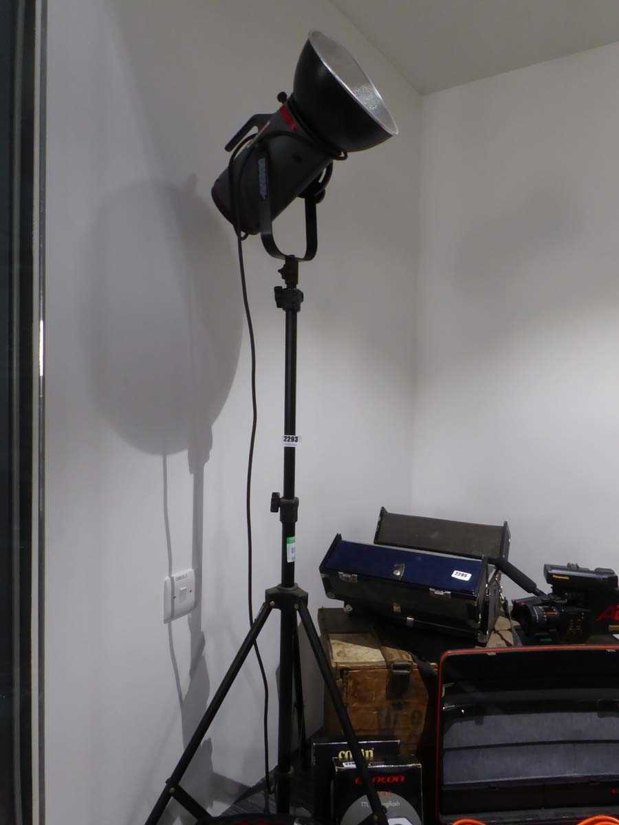Lot 2293 - Tripod containing photography light