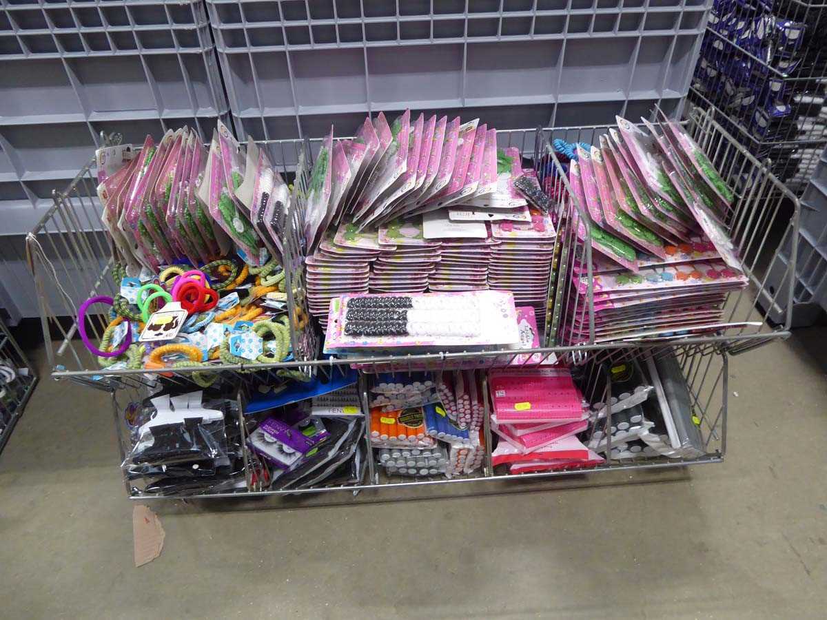 Lot 3371 - 2 wire baskets containing variety of hair...