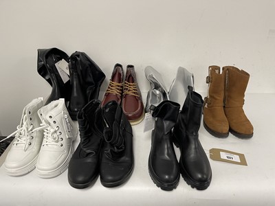 Lot 7x Pairs of boots in various styles to include...