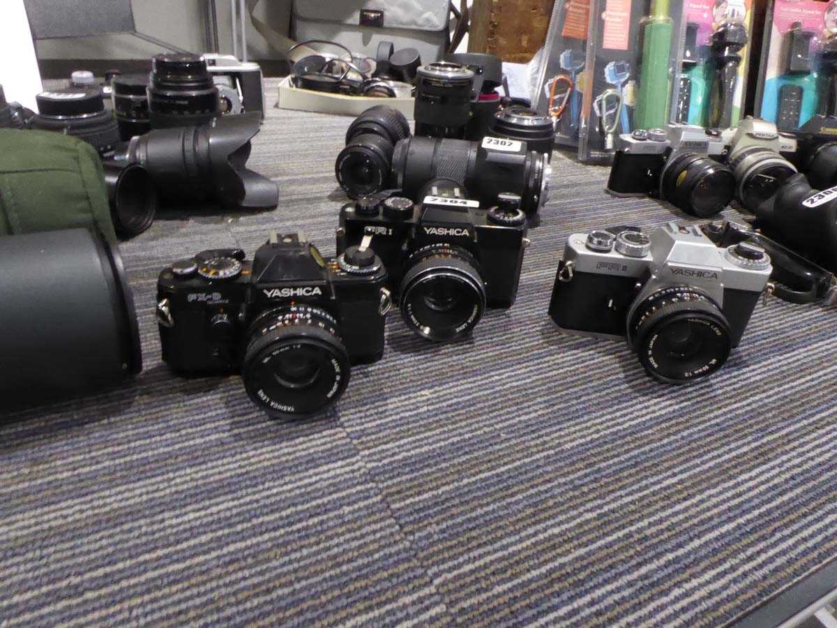 Lot 2304 - 3 cameras unboxed, Yashica FXD, Yashica FR1,...