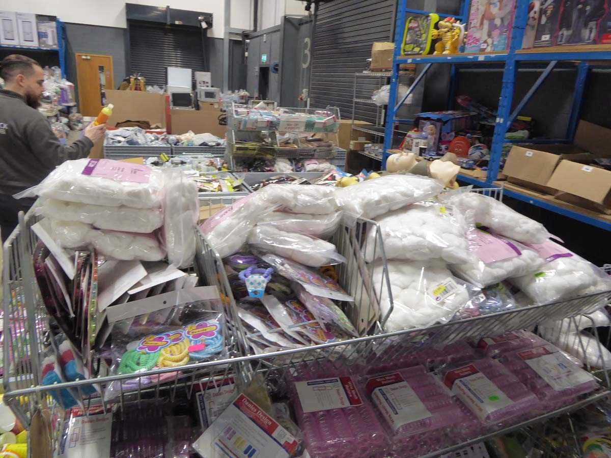 Lot 3380 - Wire basket containing assortment of hair...