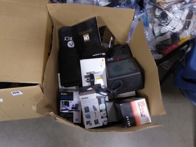 Lot 2518 - Box containing various camera equipment