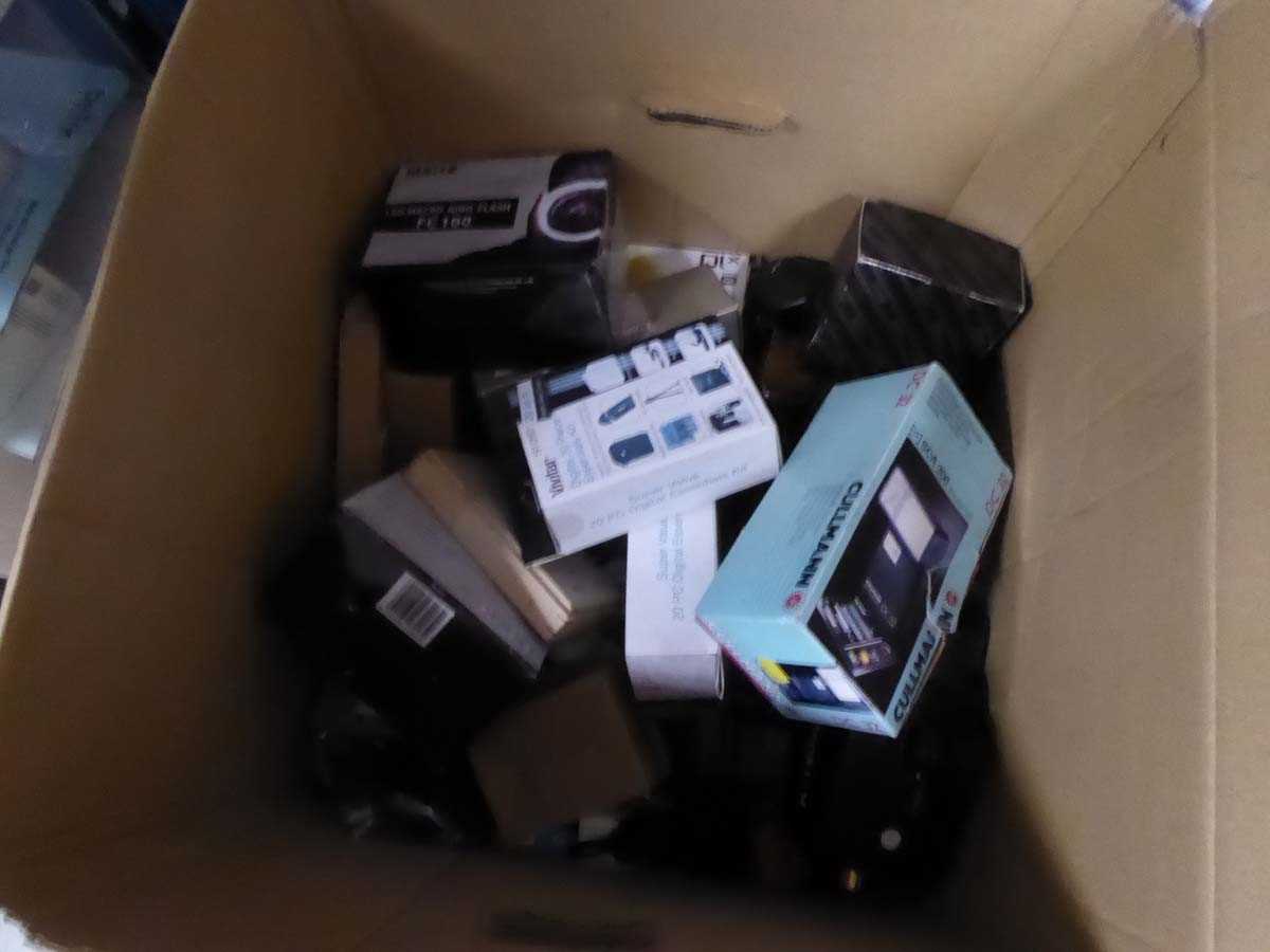 Lot 2519 - Box containing various camera equipment