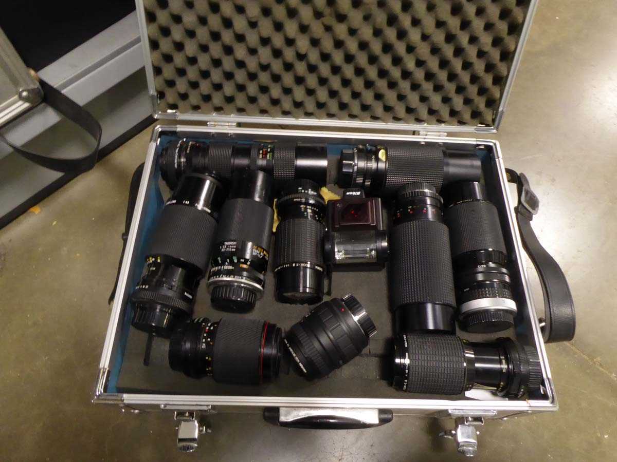 Lot 2559 - 5 cases containing various lenses etc