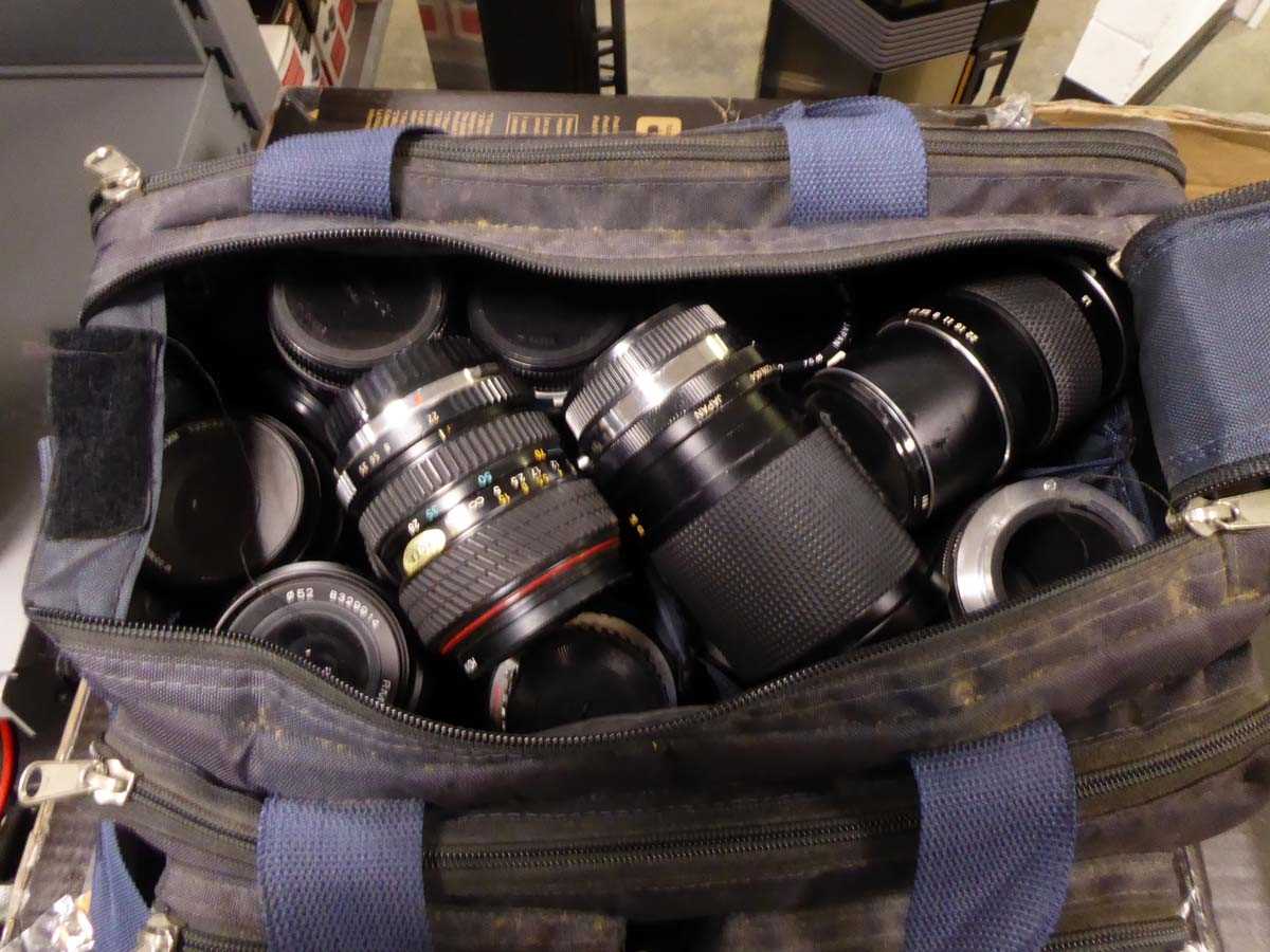 Lot 2562 - 6 camera bags containing various lenses