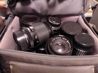 Lot 2562 - 6 camera bags containing various lenses