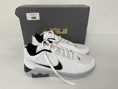 Lot Nike lebron witness IX trainers in white size...
