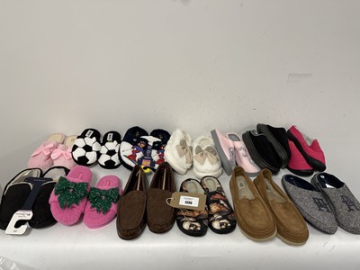 Lot 13x Pairs of slippers in various styles to...