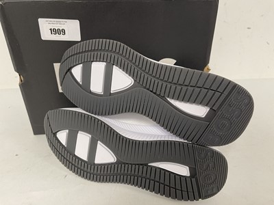 Lot Hugo Boss evo runner trainers in white size...