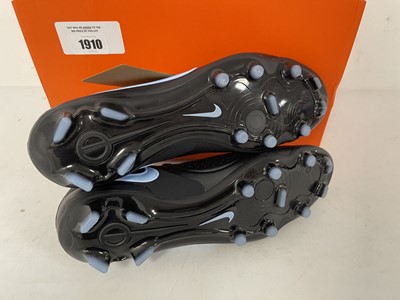 Lot 1910 - Nike legend 10 pro football boots in black...