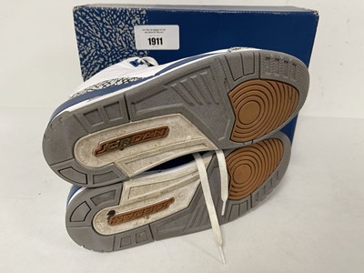 Lot 1911 - Nike air jordan 3 retro trainers in white size...