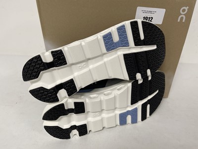 Lot 1912 - On Cloud Running cloudrunner 2 trainers in...