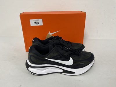 Lot Nike journey run trainers in black size UK7 -...
