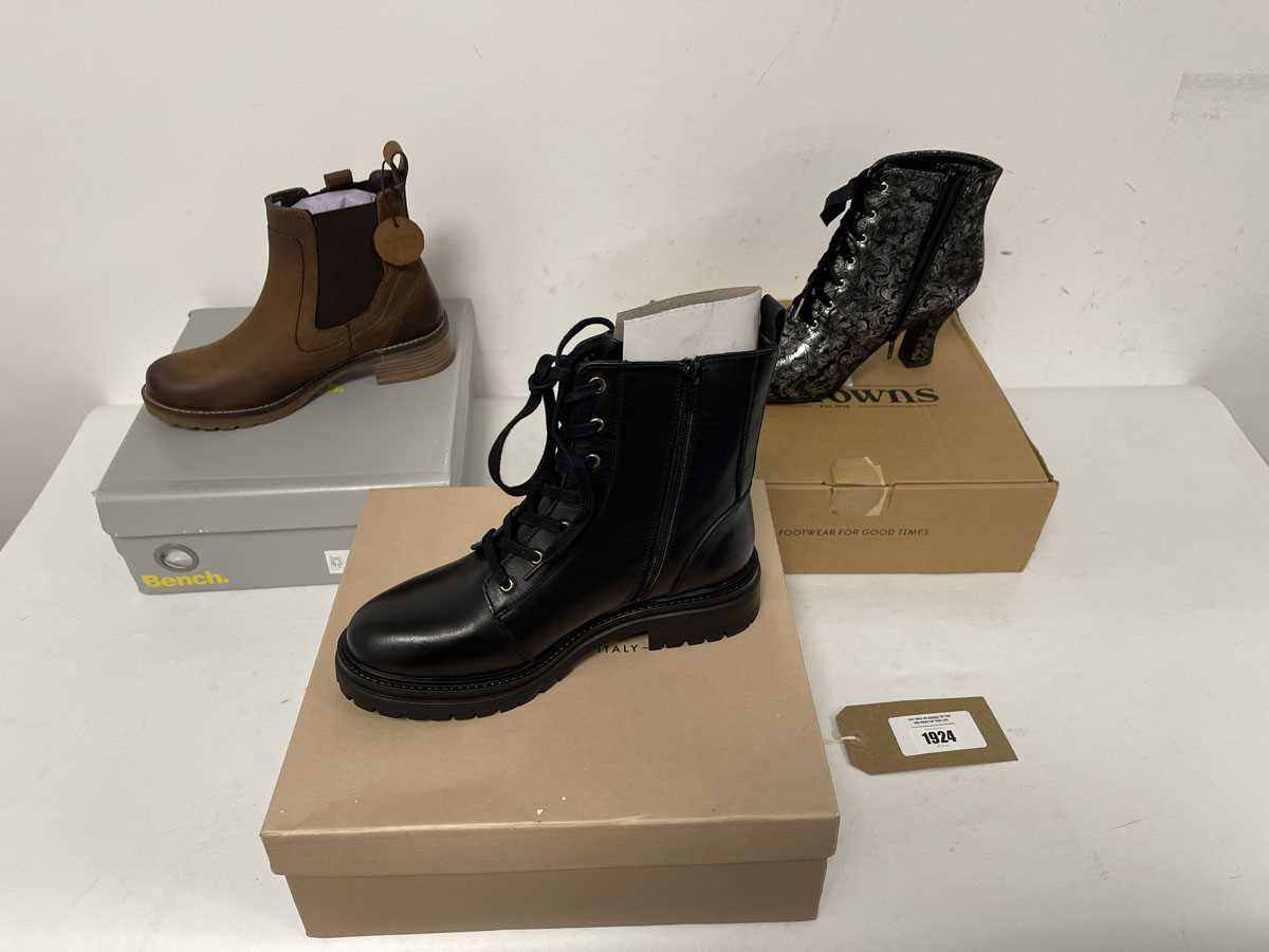 Lot 3x Boxed pairs of boots to include Bench UK6,...