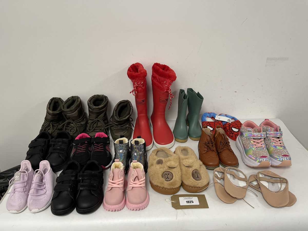 Lot 1925 - 16x Pairs of children's shoes in various...