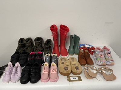 Lot 16x Pairs of children's shoes in various...