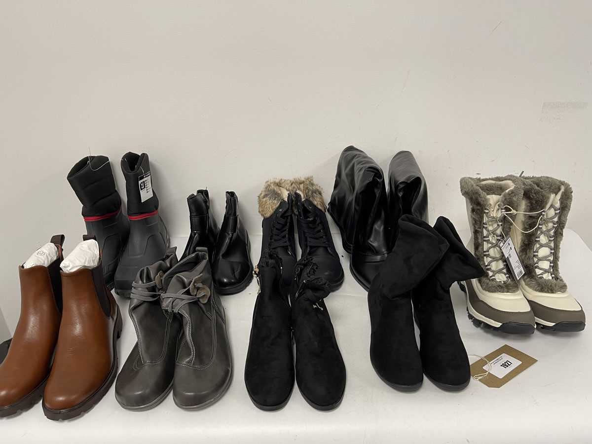 Lot 9x Pairs of boots in various styles to include...