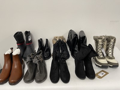 Lot 9x Pairs of boots in various styles to include...