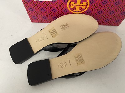 Lot 1930 - Tory Burch classic flip flop in black size US...