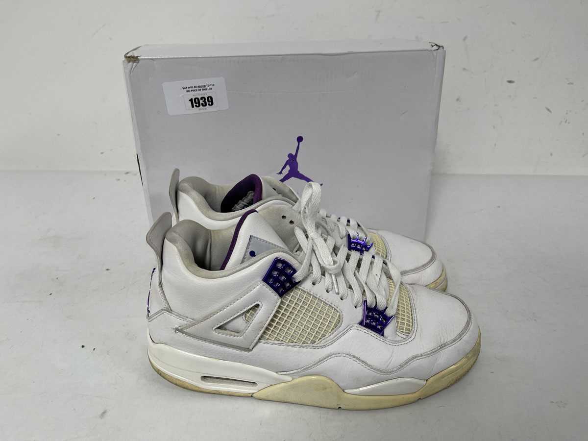 Lot 1939 - Nike air jordan 4 retro se trainers in white...