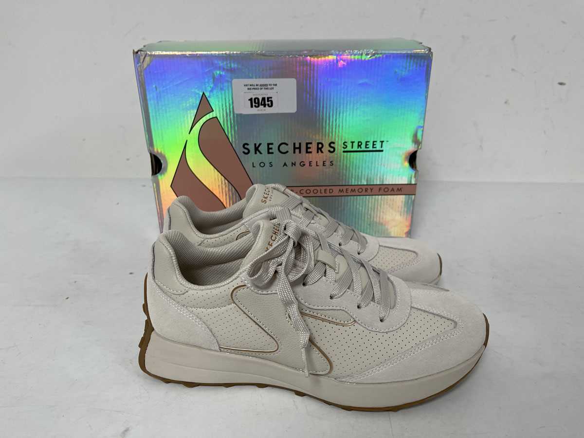 Lot 1945 - Sketchers Street gusto path winder trainers in...