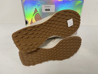 Lot 1945 - Sketchers Street gusto path winder trainers in...