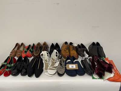 Lot 15x Pairs of shoes in various styles to...