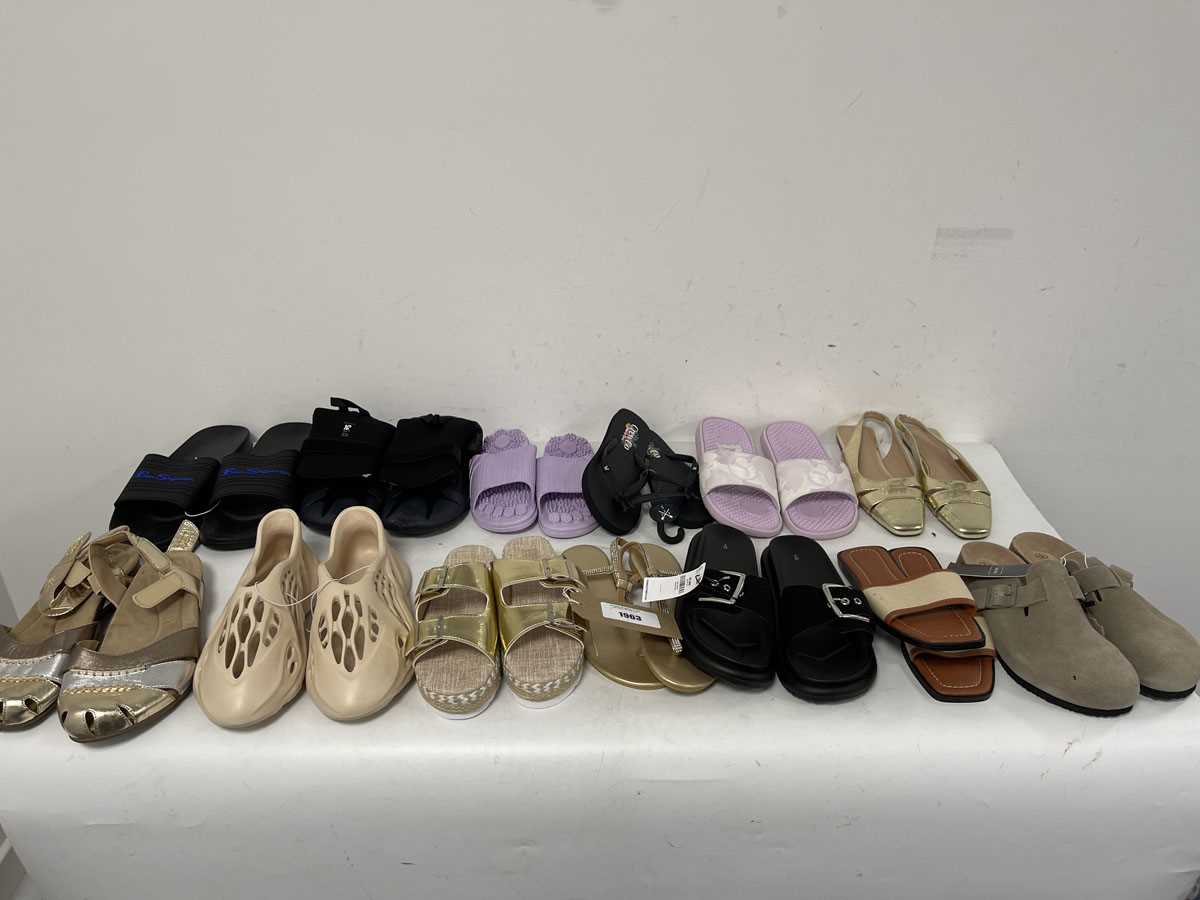 Lot 1963 - 13x Pairs of sandals in various styles to...