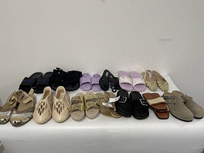 Lot 13x Pairs of sandals in various styles to...