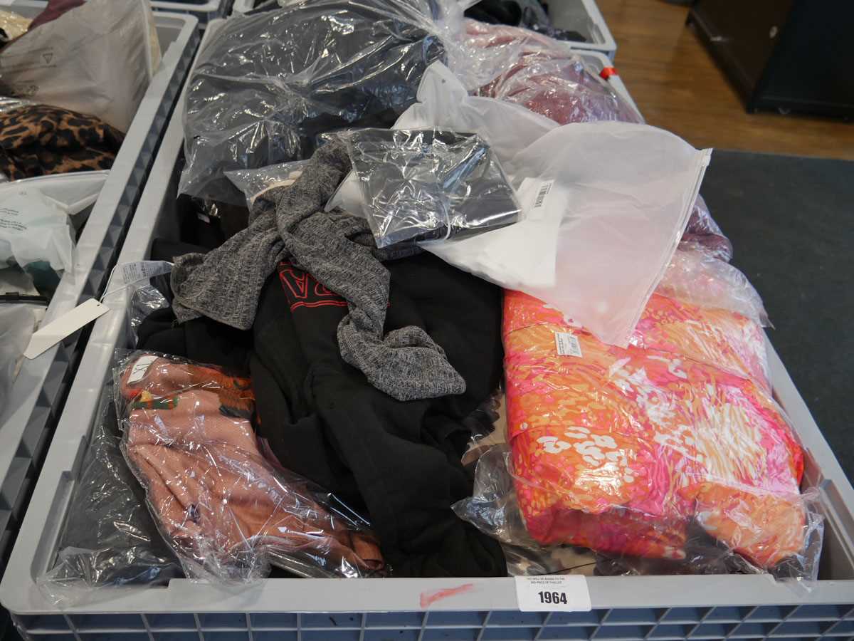 Lot 1964 - Pallet box (not included) containing mixed...