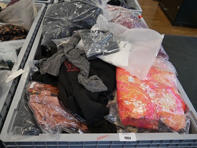 Lot Pallet box (not included) containing mixed...