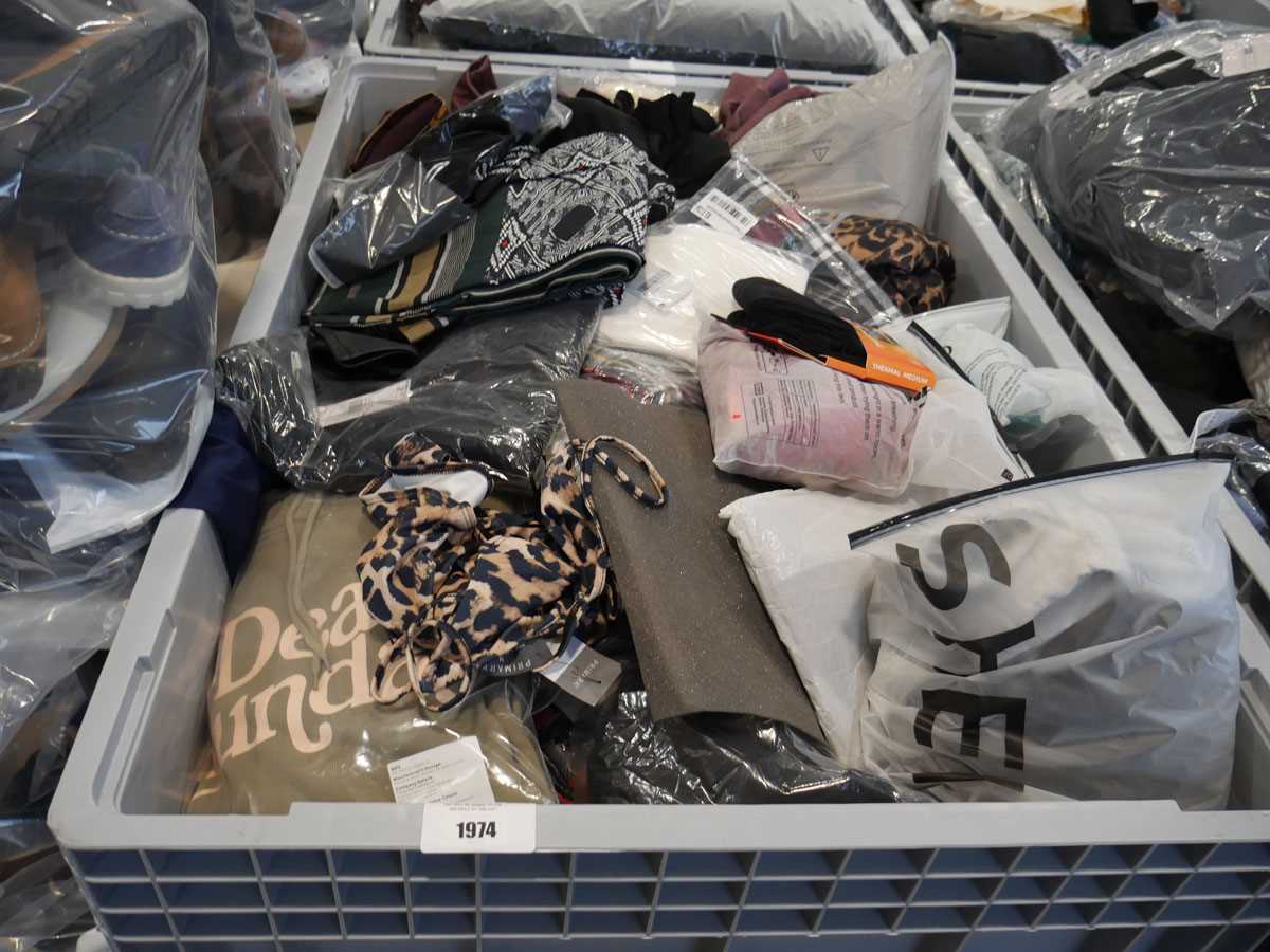 Lot 1974 - Pallet box (not included) containing mixed...