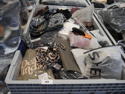 Lot Pallet box (not included) containing mixed...