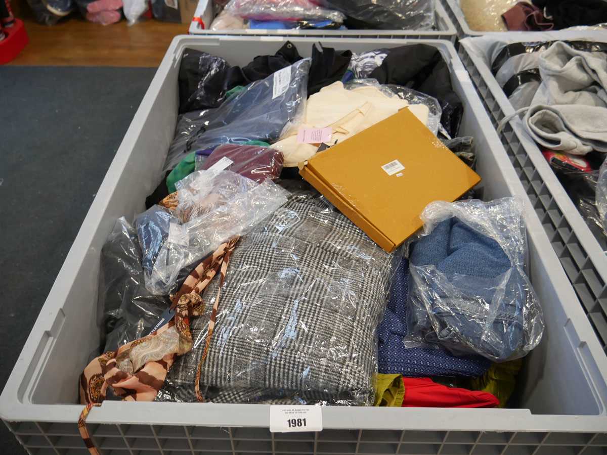 Lot 1981 - Pallet box (not included) containing mixed...