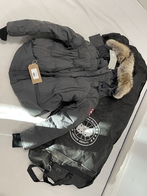 Lot Canada Goose wyndham parka coat in graphite...