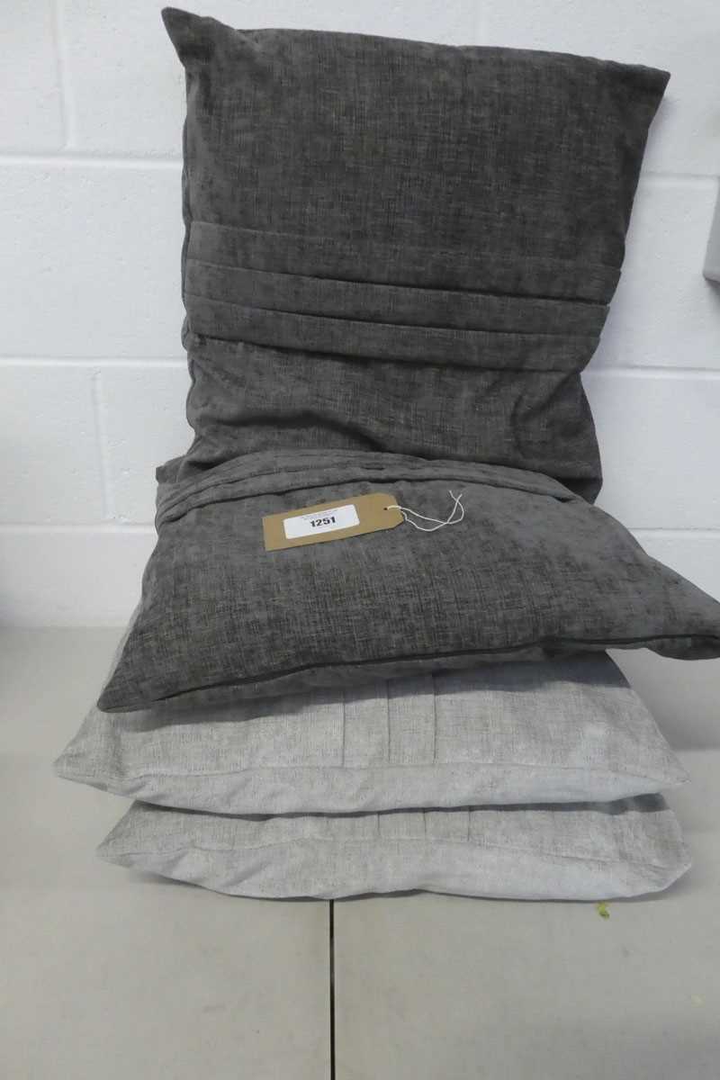 Lot 4 grey square cushions