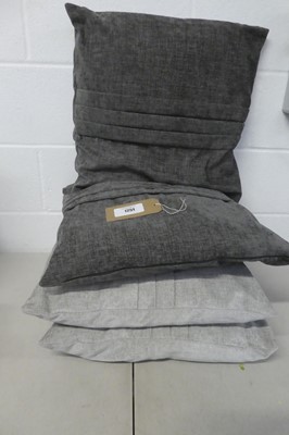 Lot 4 grey square cushions