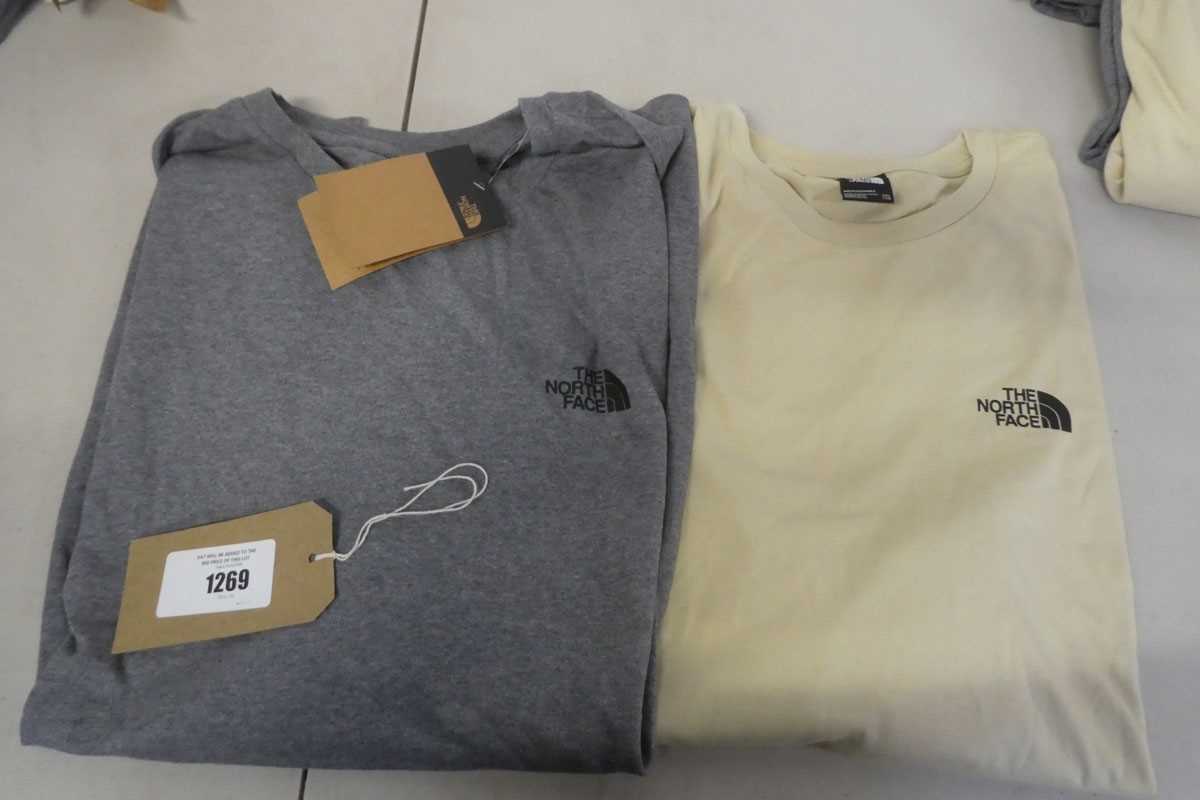 Lot Pair of North Face mens t-shirts (size XXL), 1...