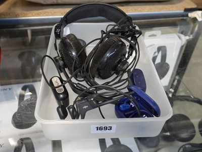 Lot 1693 - Shallow tray of various wireless headphones...