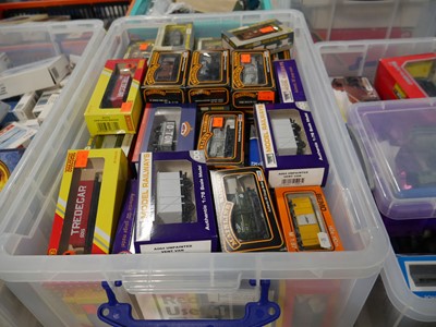 Lot 1449 - Clear plastic crate containing various scale...