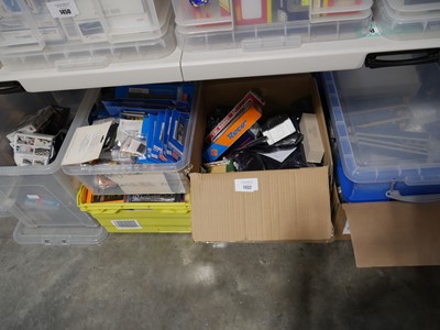 Lot 1452 - Under bay comprising approx. 6 boxes of...