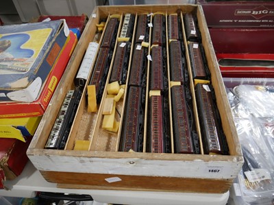 Lot 1467 - 2 shallow wooden display trays containing...