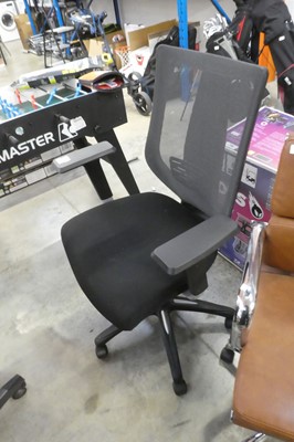 Lot 2173 - Black mesh back office armchair on 5 star base
