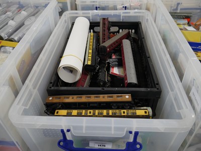Lot 1476 - Clear plastic crate containing scale model...